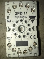 ZPD-11. Base Undecal con 11 clavijas para posicionar en carril DIN.
